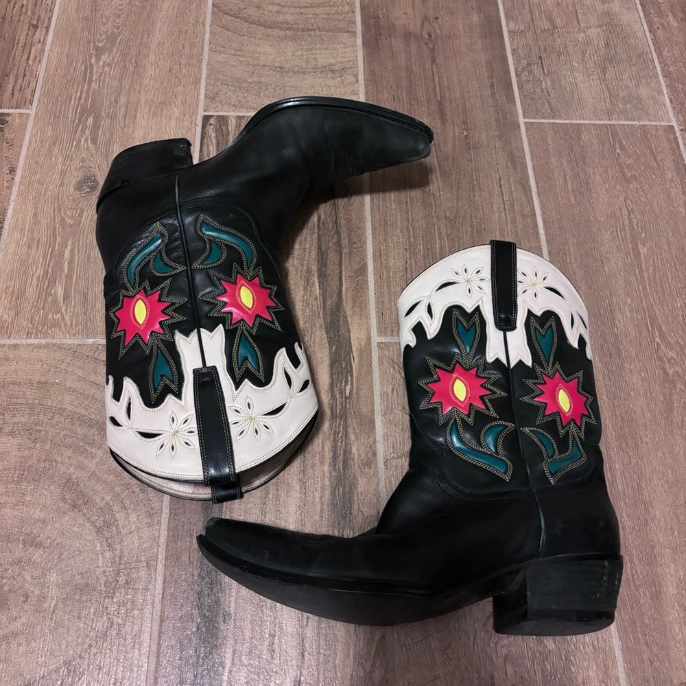 Guess black red flower cowboy western boots size 8